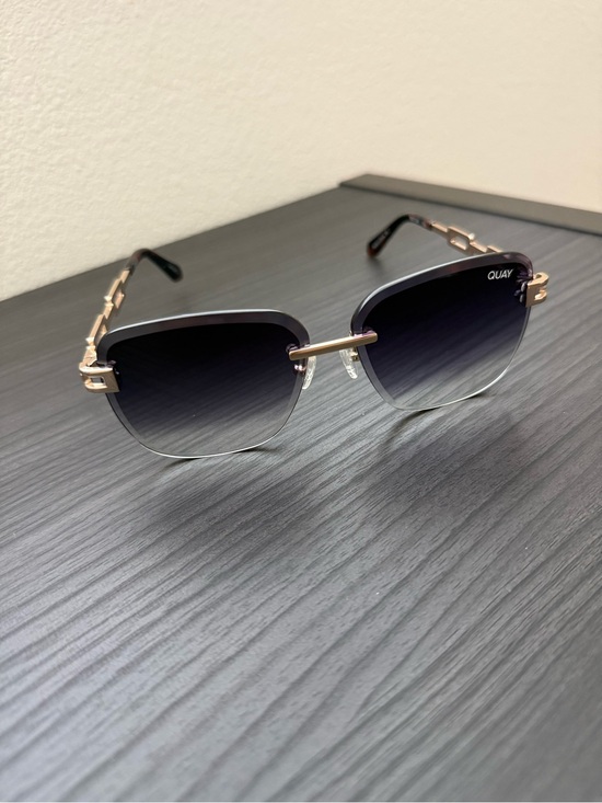 Quay Australia Accessories - Quay Rimless Gradient Lens Sunglasses in Black and Gold